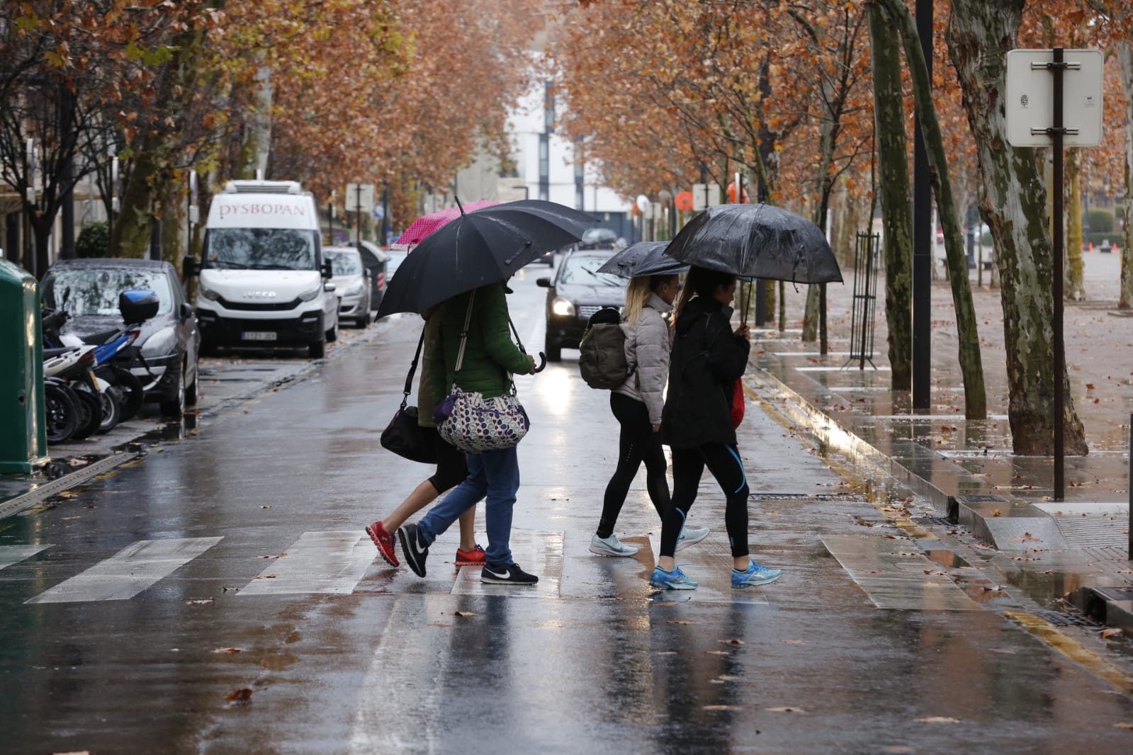 Regresan los paraguas a las calles de la capital en una imagen que no se vía desde el pasado 13 de diciembre