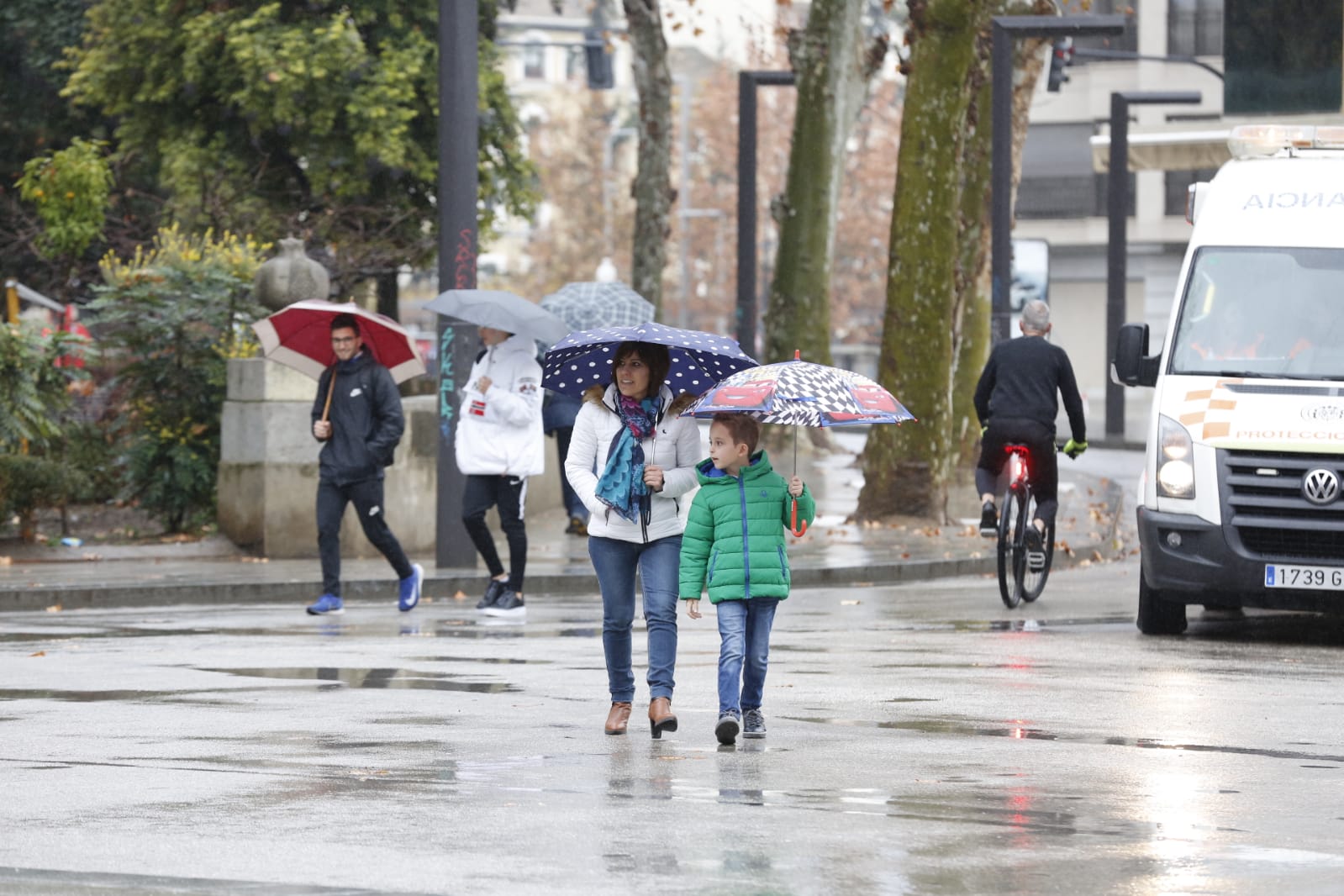 Regresan los paraguas a las calles de la capital en una imagen que no se vía desde el pasado 13 de diciembre