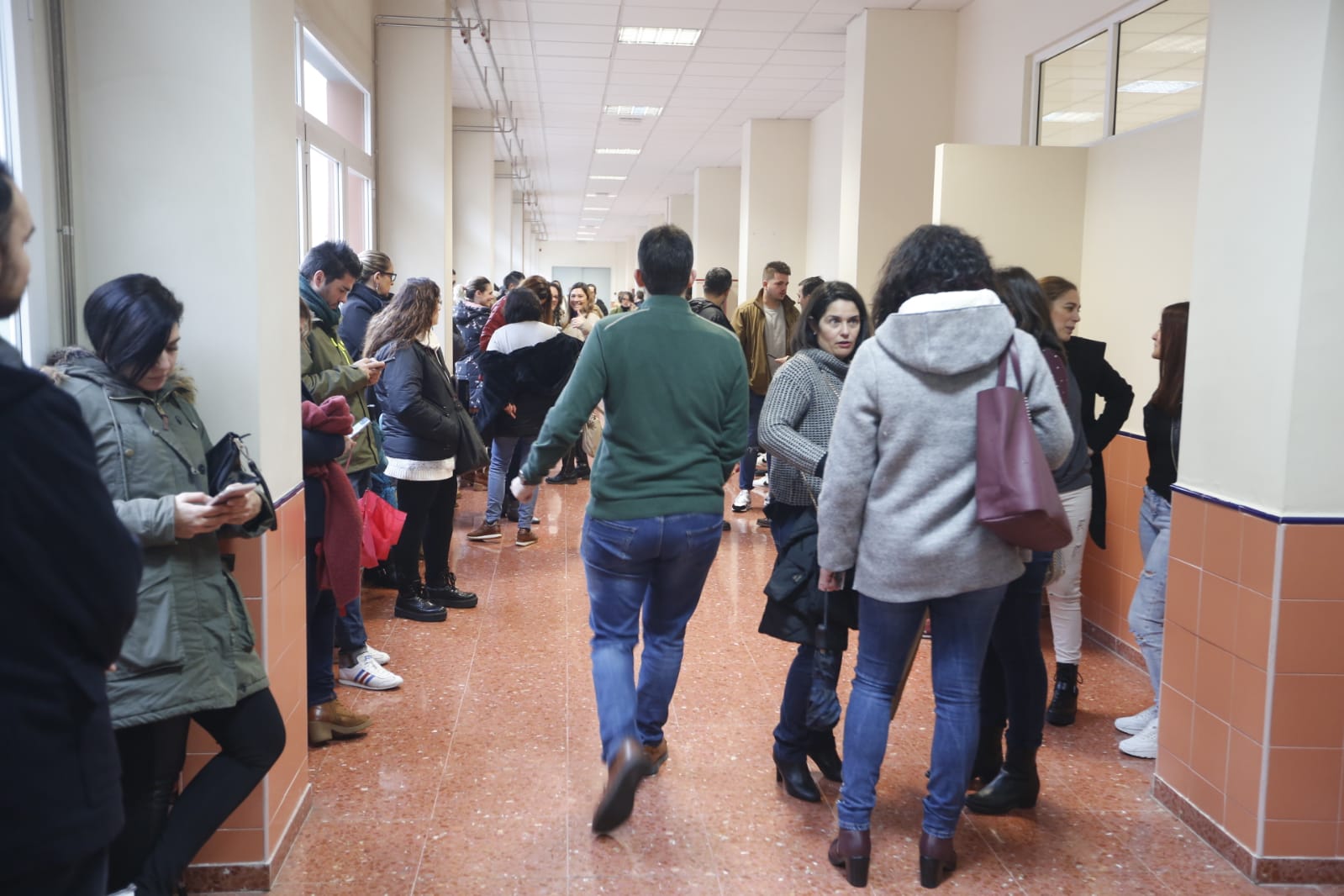 Nervios y tensión en Cartuja entre los 3.500 opositores