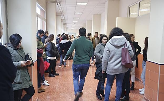 La UGR no considera que «proceda impugnación» en el examen de oposición a auxiliar administrativo