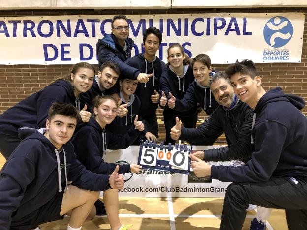 Los miembros del equipo granadino celebran el triunfo.