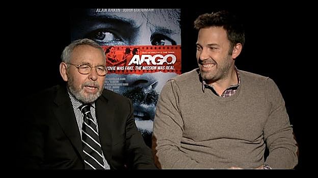 Tony Mendez, con Ben Affleck en 2012, en la presentación de la película sobre su hazaña. 