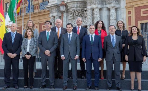 Los nuevos consejeros junto al presidente de la Junta de Andalucía