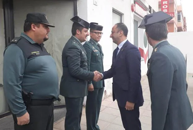 Gómez de Celis, saludando a representantes del cuartel de Vícar. 