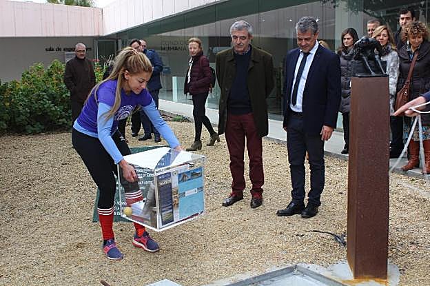 El rector, Carmelo Rodríguez, y el escultor Javier Huecas contemplan la preparación de la cápsula del tiempo antes de ser enterrada.