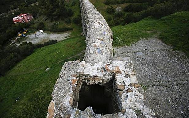 El agujero del acueducto y unos columpios al fondo