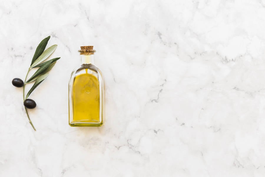 Aceite de Oliva Virgen Extra. Es el aderezo por excelencia. Aporta calorías muy saludables a nivel cardiovascular. También podemos aderezar con especias, que es una muy buena alternativa para reducir el consumo de sal, hace los alimentos más apetecibles. Y, claro, un sofrito de vegetales es un magnífico acompañamiento. Por ejemplo, tomate con pimiento y cebolla.