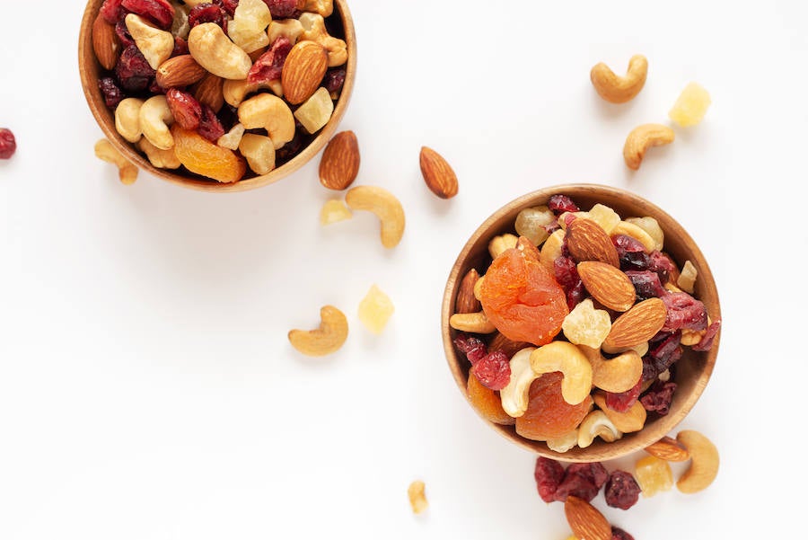 Frutos Secos. Como hemos dicho, no tenemos que contar calorías. Por eso, pese a que los frutos secos son hipercalóricos, no son calorías importantes si el resto de la alimentación es sana. Y los frutos secos tienen cosas muy buenas: una gran cantidad de fibra y ácidos grasos de tipo insaturados, vitamina K y vitamina E. Además, el estudio Predimed lo relaciona con la disminución del riesgo de enfermedades cardiovasculares. También es un alimento muy saciante, muy recomendable a media mañana o en la merienda. ¿La cantidad? Un puñadito; unos 30 gramos diarios, todos los días a la semana. Lo que equivale a dos nueces; entre 8 y 10 almendras; y unos 10 pistachos (una de las tres opciones, no las tres juntas). Una última advertencia: Ojo, que los frutos secos que normalmente consumimos no son saludables. Los frutos secos incorporados a productos que hayan sido creados en la industria alimentaria no valen. Y, claro, siempre crudos: nada de sal, miel, ni cualquier otro aderezo.