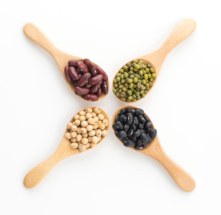 Legumbres. Un tipo de alimento demonizado, porque, dicen, engordan. Partamos de una idea clave: el único alimento que no engorda es el agua. Las legumbres no engordan si sabemos como tomarlas. “Lo más típico es tomarlas con embutidos. Mucha gente me dice que se toma las habichuelas y que aparto los embutidos. Da igual, están cocinados juntos, así que tienen las grasas”. Las legumbres tienen proteínas y muchas fibras y minerales. ¿Qué hacemos con la Olla de San Antón? Deberíamos quitarlo, pero perderíamos una costumbre culinaria. Una posibilidad es tomar un cuenco, en vez de tres. Y, para el que se anime, puede probar con una receta de olla de San Antón 'light': pollo, pavo habas, alubias e hinojo. Y así sustituimos la carne roja, que está asociada a un incremento de un tipo de diabetes (diabetes mellitus), de síndrome metabólico y de cáncer. En cualquier caso se puede comer una vez al año y poquito. Y después te vas a dar un paseo, para compensar cuando se hace un exceso. 