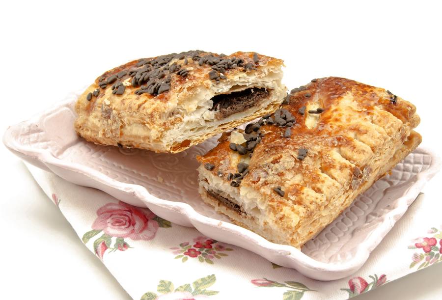 Bola extra: La merienda de los niños. La educación es fundamental para crear patrones saludables. Y las buenas costumbres se adoptan con más facilidad si empezamos pronto. ¿Un buen punto de partida en casa? La merieda de los niños. “Hay tres alternativas interesantes: lácteos no azucarados, frutos secos y fruta. ¿Magdalenas, galletas, cola cao? Una vez al año... Una vez cada dos meses... Y a ser posible magdalenas caseras, con aceite virgen extra. La clave es que si desde pequeño no das eso en casa, tú hijo no va a tener esa apetencia, ese hábito. La adición al azúcar es 23 veces más potente que la de la cocaína.