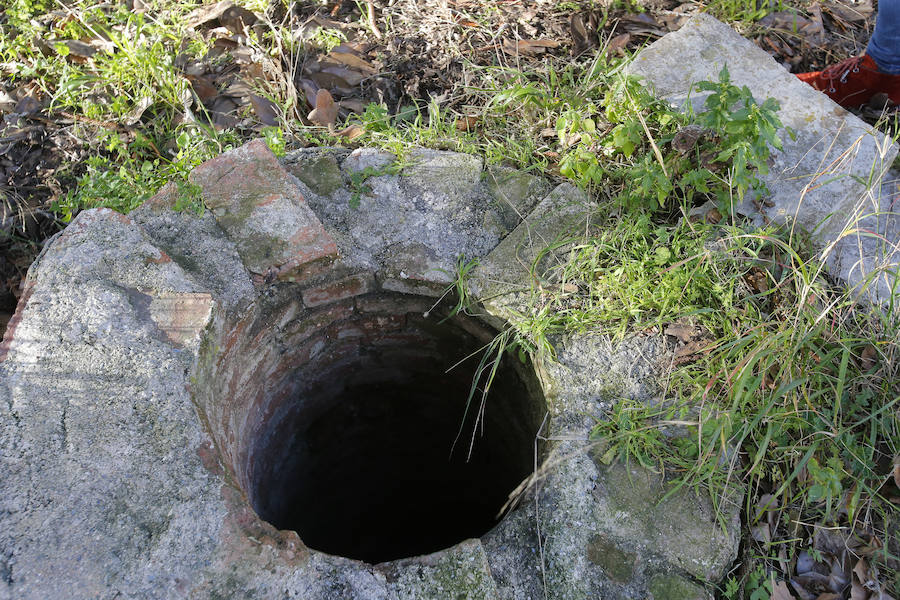 En la provincia hay contabilizados 102 expedientes con propuesta de sanción para los propietarios de pozos ilegales: 96 leves, cuatro menos graves y dos graves. Los graves conllevan sanciones que oscilan entre el medio millón de euros y el millón