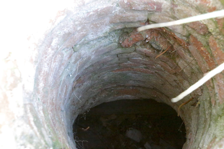 En la provincia hay contabilizados 102 expedientes con propuesta de sanción para los propietarios de pozos ilegales: 96 leves, cuatro menos graves y dos graves. Los graves conllevan sanciones que oscilan entre el medio millón de euros y el millón