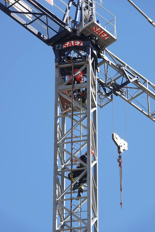 Los bomberos de Granada están en estos momentos intentando disuadir a un hombre que amenaza con tirarse desde una grúa situada en el Cuarto Real de Santo Domingo, en pleno centro de la capital. Al parecer, y según ha podido saber IDEAL, está persona ya protagonizó un episodio similar en Murcia.