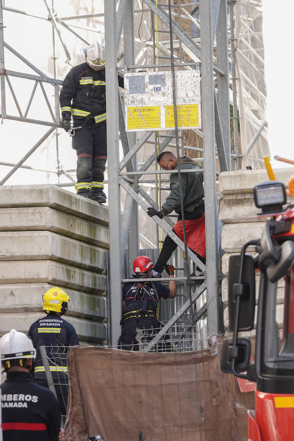 Los bomberos de Granada están en estos momentos intentando disuadir a un hombre que amenaza con tirarse desde una grúa situada en el Cuarto Real de Santo Domingo, en pleno centro de la capital. Al parecer, y según ha podido saber IDEAL, está persona ya protagonizó un episodio similar en Murcia.