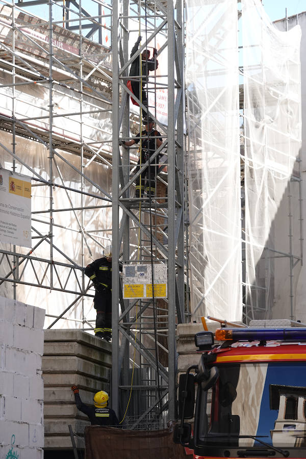 Los bomberos de Granada están en estos momentos intentando disuadir a un hombre que amenaza con tirarse desde una grúa situada en el Cuarto Real de Santo Domingo, en pleno centro de la capital. Al parecer, y según ha podido saber IDEAL, está persona ya protagonizó un episodio similar en Murcia.