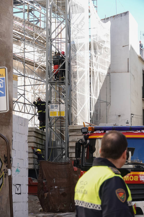 Los bomberos de Granada están en estos momentos intentando disuadir a un hombre que amenaza con tirarse desde una grúa situada en el Cuarto Real de Santo Domingo, en pleno centro de la capital. Al parecer, y según ha podido saber IDEAL, está persona ya protagonizó un episodio similar en Murcia.