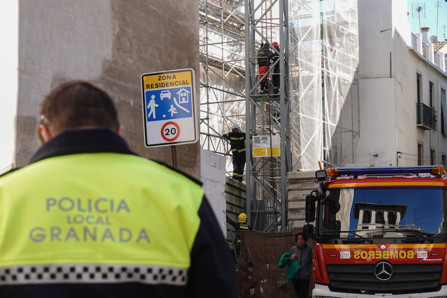 Los bomberos de Granada están en estos momentos intentando disuadir a un hombre que amenaza con tirarse desde una grúa situada en el Cuarto Real de Santo Domingo, en pleno centro de la capital. Al parecer, y según ha podido saber IDEAL, está persona ya protagonizó un episodio similar en Murcia.