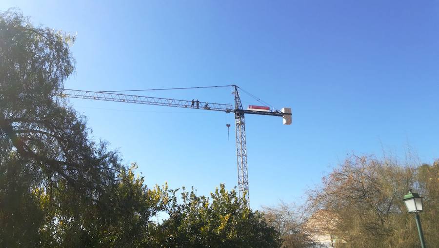 Los bomberos de Granada están en estos momentos intentando disuadir a un hombre que amenaza con tirarse desde una grúa situada en el Cuarto Real de Santo Domingo, en pleno centro de la capital. Al parecer, y según ha podido saber IDEAL, está persona ya protagonizó un episodio similar en Murcia.