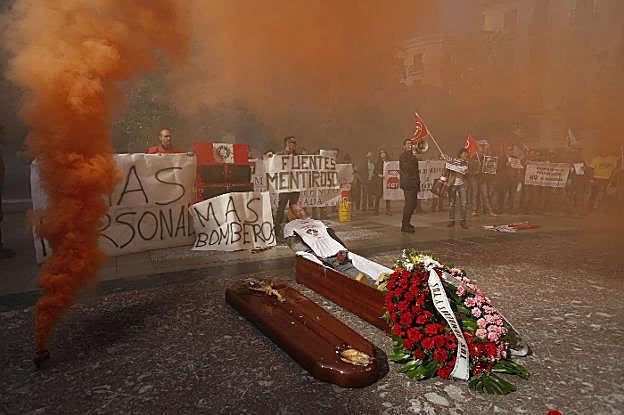 Protestas de Bomberos para pedir la liquidación de las horas extra en 2015.