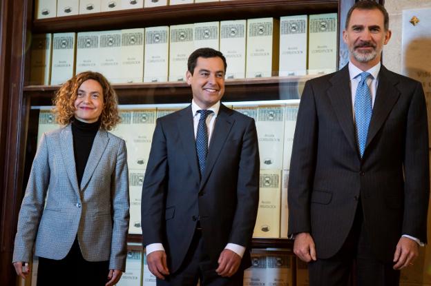 La ministra de Política Territorial, Meritxell Batet; el presidente andaluz, Juanma Moreno, y Felipe VI, ayer en el Archivo de Indias de Sevilla.