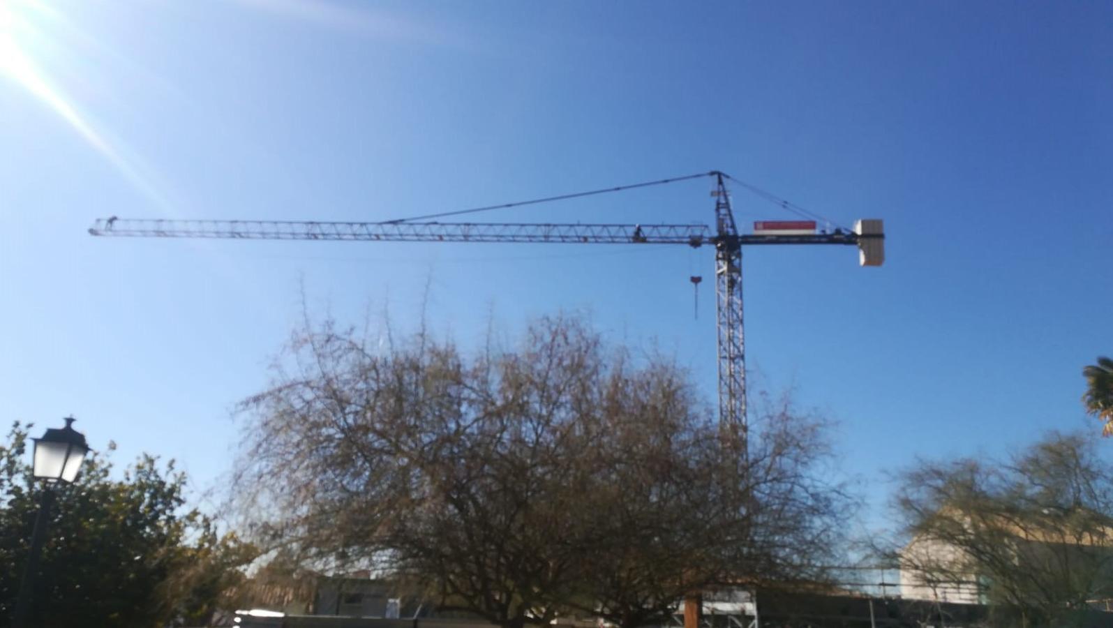 Los bomberos de Granada están en estos momentos intentando disuadir a un hombre que amenaza con tirarse desde una grúa situada en el Cuarto Real de Santo Domingo, en pleno centro de la capital. Al parecer, y según ha podido saber IDEAL, está persona ya protagonizó un episodio similar en Murcia.