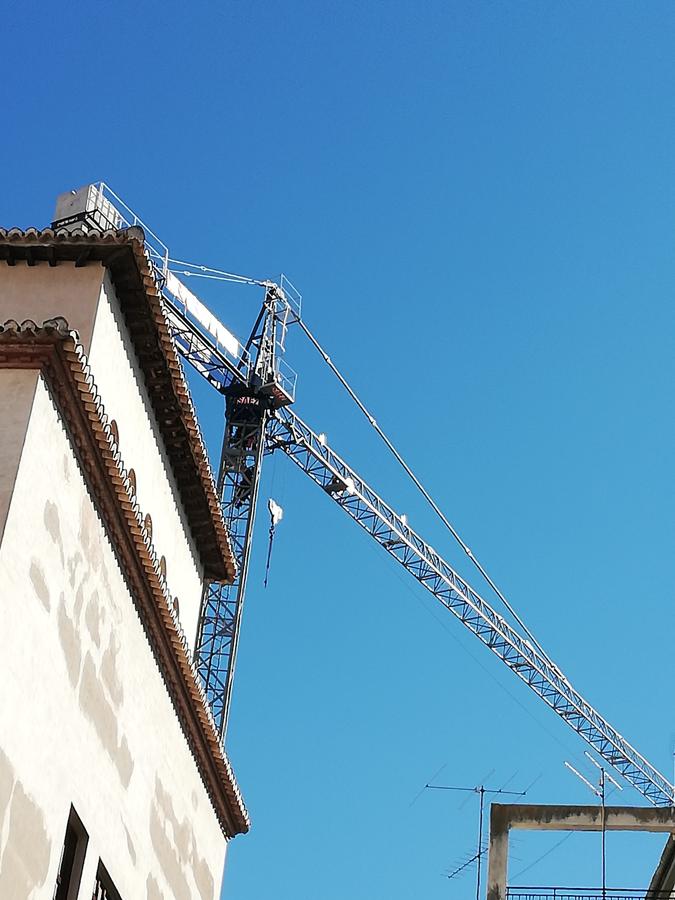 Los bomberos de Granada están en estos momentos intentando disuadir a un hombre que amenaza con tirarse desde una grúa situada en el Cuarto Real de Santo Domingo, en pleno centro de la capital. Al parecer, y según ha podido saber IDEAL, está persona ya protagonizó un episodio similar en Murcia.