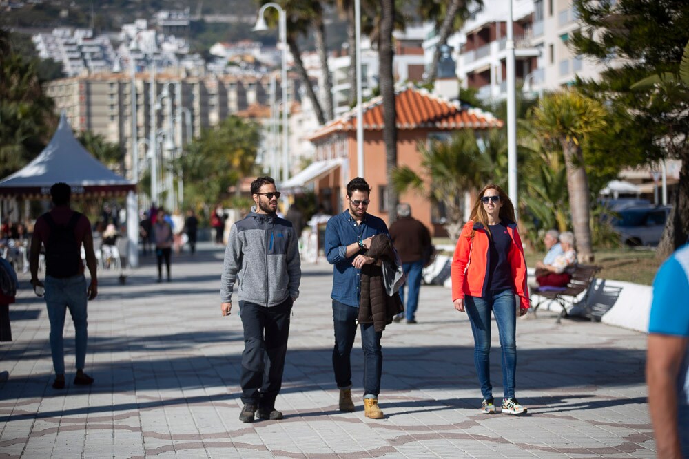 Muchas personas han aprovechado el fin de semana para disfrutar de las cálidas temperaturas de la costa