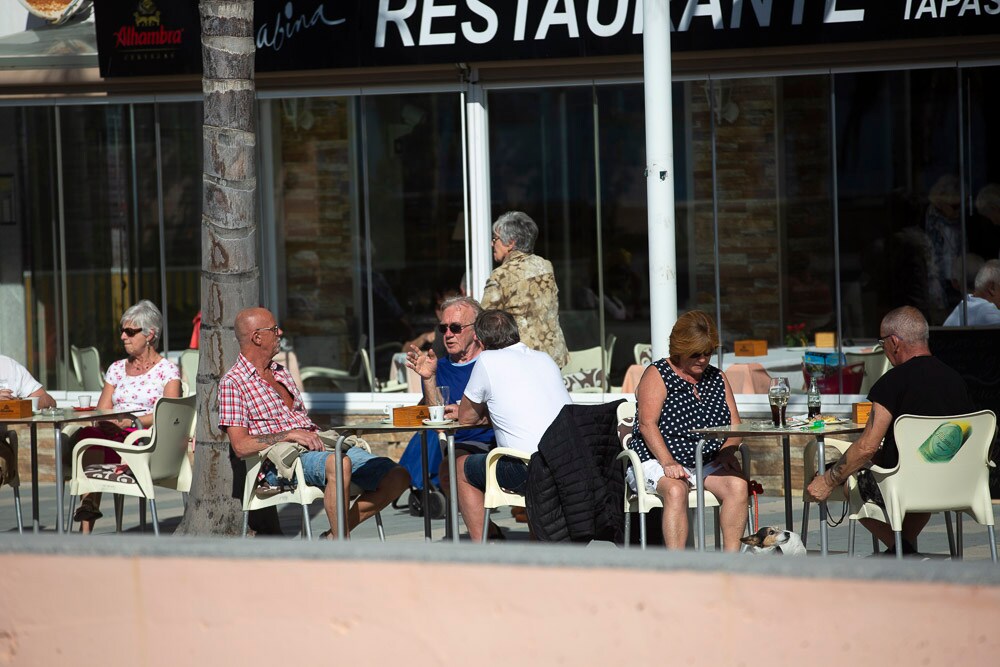 Muchas personas han aprovechado el fin de semana para disfrutar de las cálidas temperaturas de la costa