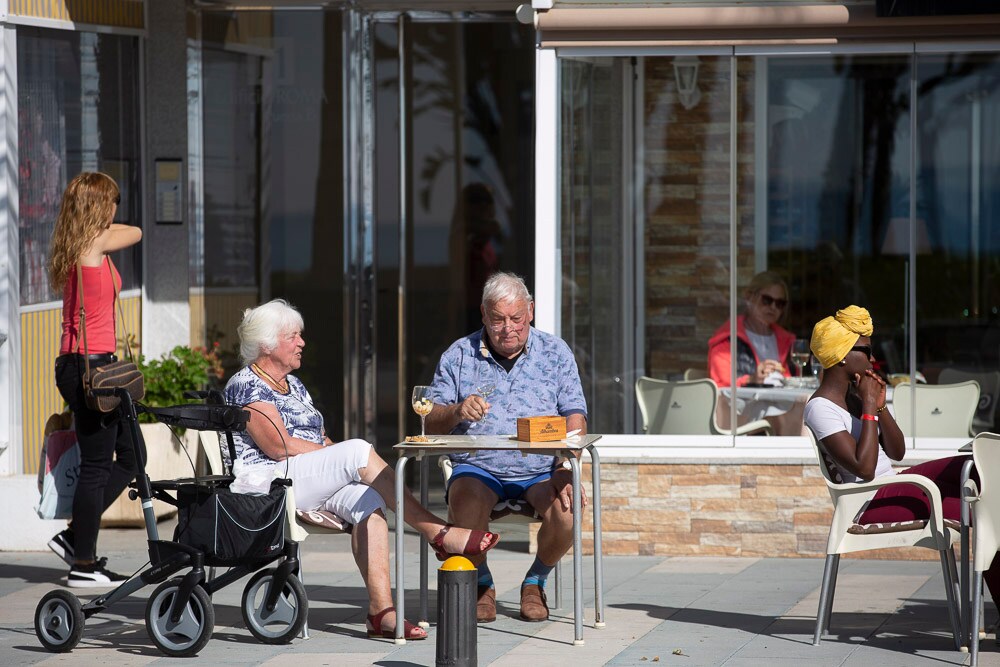 Muchas personas han aprovechado el fin de semana para disfrutar de las cálidas temperaturas de la costa