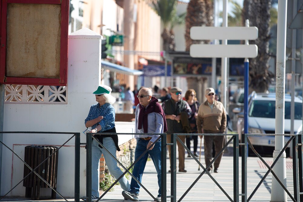 Muchas personas han aprovechado el fin de semana para disfrutar de las cálidas temperaturas de la costa