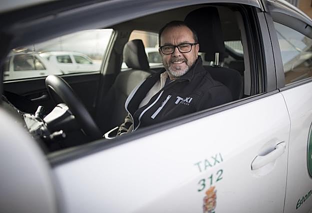 Ramón Alcaraz, al volante de un taxi.
