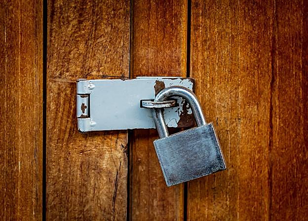 Con el candado echado