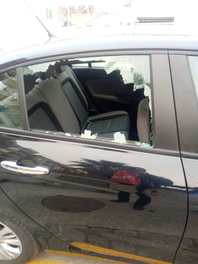 La Policía Local confirma que un VTC ha sufrido una agresión causando la rotura de la luna trasera y la lateral trasera derecha