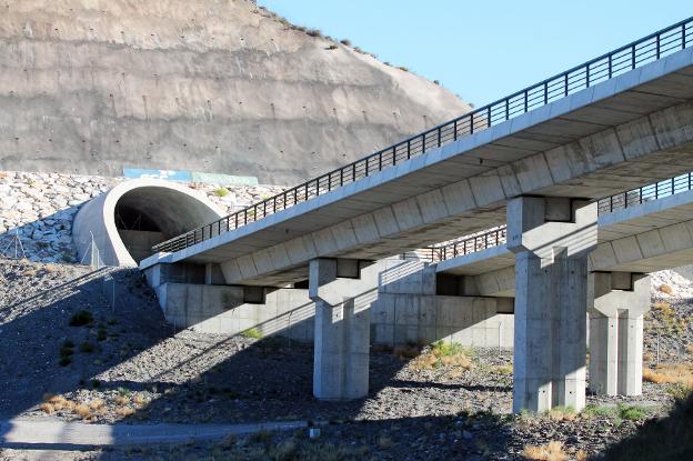 Salida del túnel de Cabrera a la altura del Barranco de Los Gafarillos con la boca tapiada.