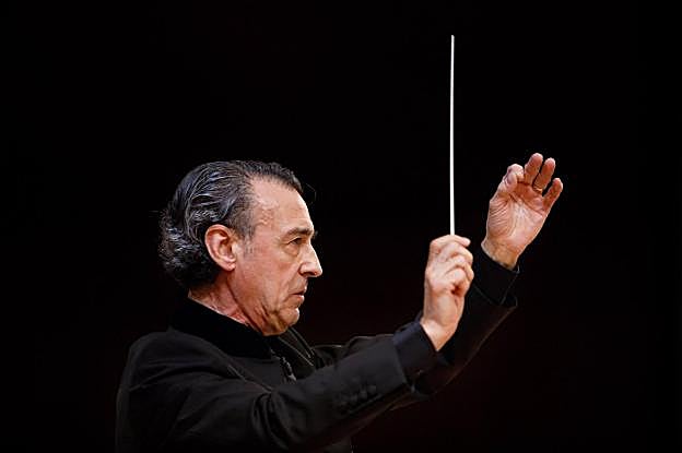 El director de orquesta Miguel Ángel Gómez Martínez.