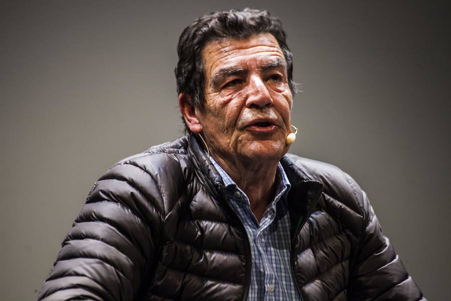 Emilio Calatayud ofreció ayer una conferencia en el Auditorio organizada por la Escuela de Padres de IDEAL