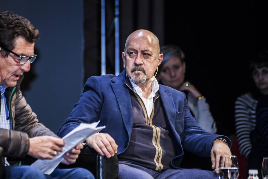 Emilio Calatayud ofreció ayer una conferencia en el Auditorio organizada por la Escuela de Padres de IDEAL