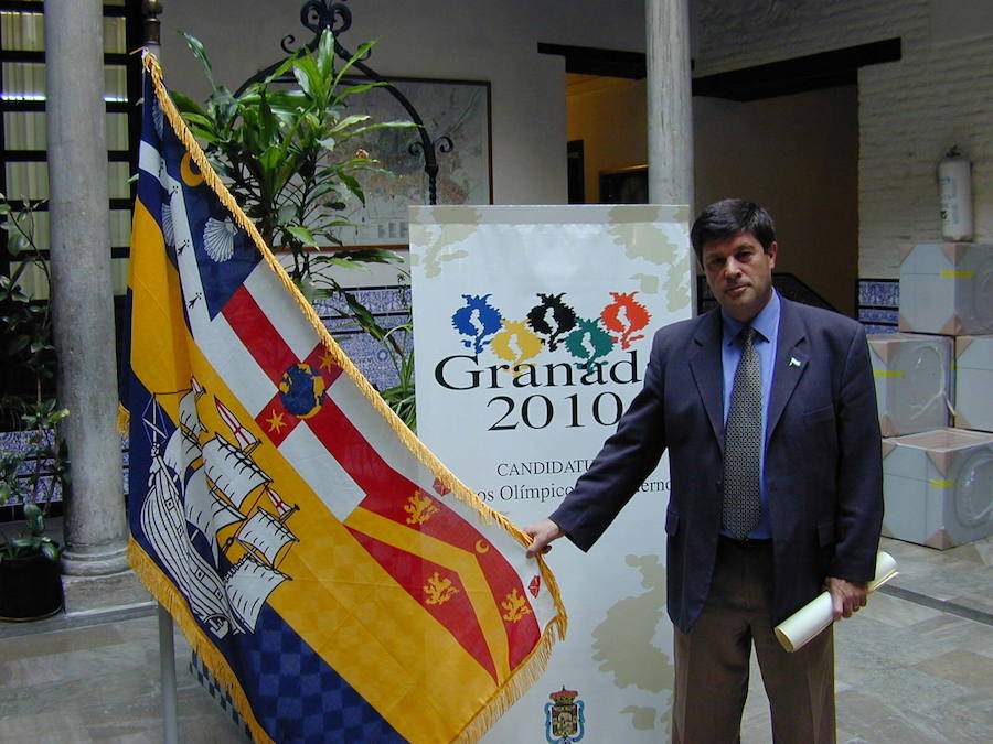 Jesús Valenzuela, posa junto a la bandera de Sydney que ha sido colocada en el patio de la Casa del Rey Soler junto al cartel de la candidatura de Granada 2010