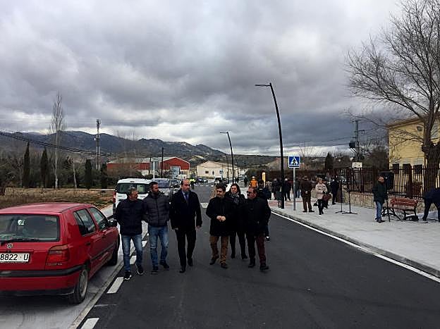 El alcalde poceño y el presidente de la Diputación, en la inauguración del acceso a Pozo Alcón.
