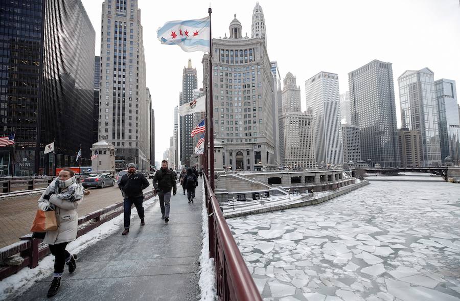 Las temperaturas extremas dejan ocho muertos en los estados de Illinois, Wisconsin, Iowa y Nebraska, y varios casos de congelamiento. En algunos casos han desplomado los termómetros hasta los 40 grados bajo cero, por lo que las autoridades han instado a la ciudadanía a extremar la precaución.