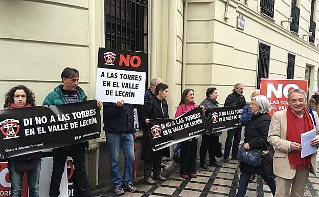Medio centenar de vecinosse desplazaron ayer a Granada para protestar por el proyecto de Red Eléctrica. 