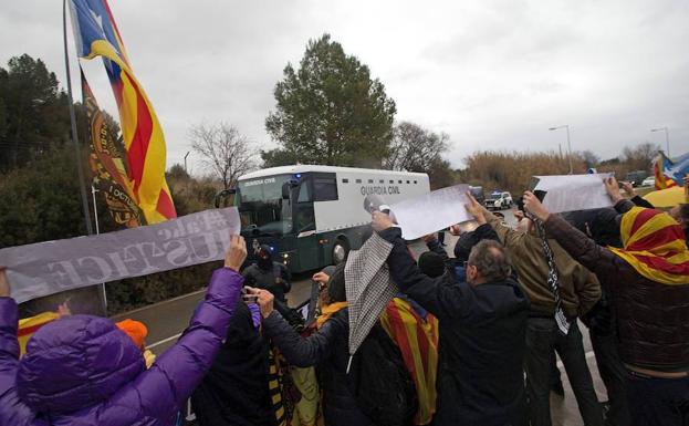 Guardia Civil con los nueve presos independentistas sale de la prisión de Brians hacia Madrid.