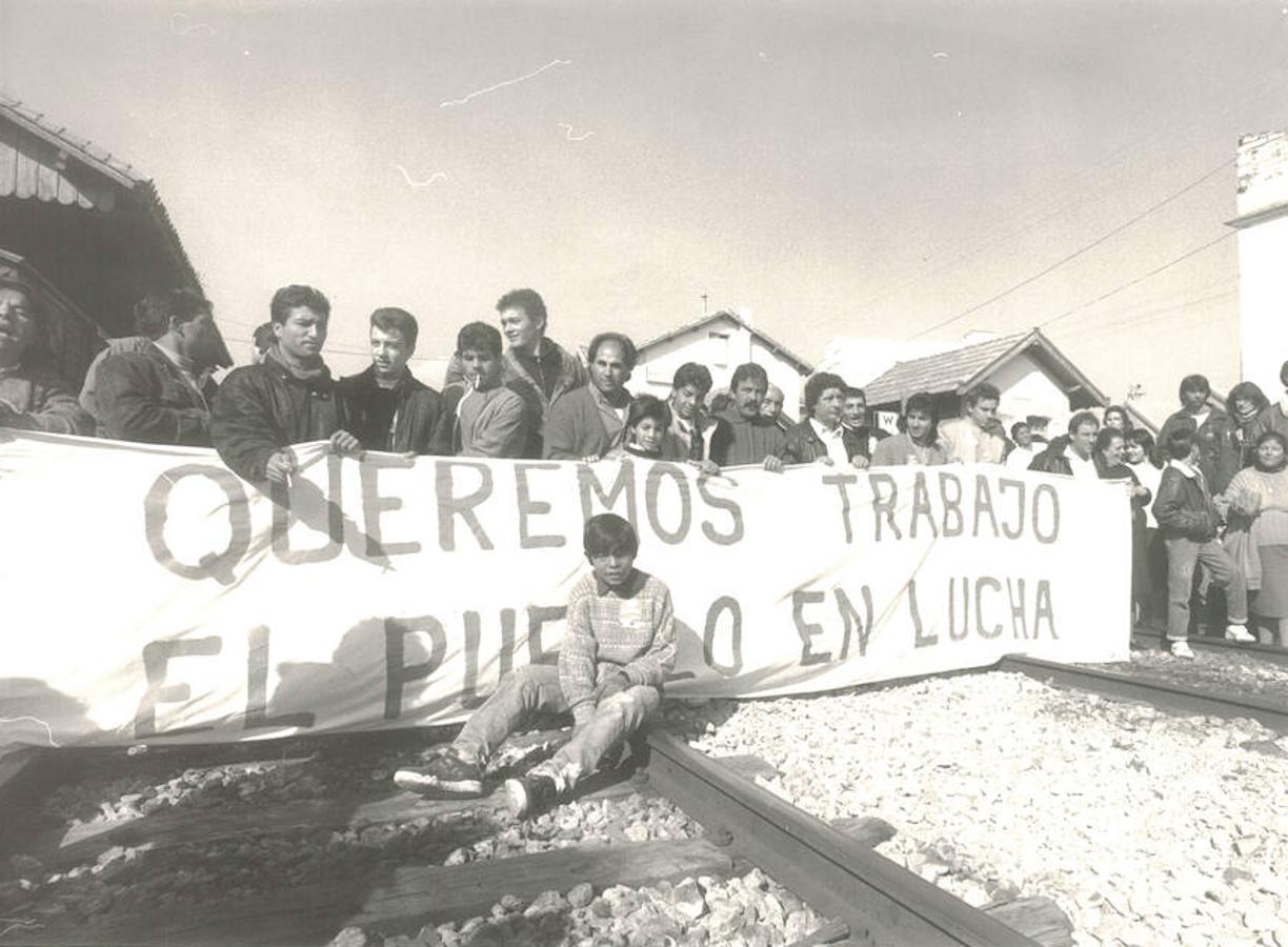 Vecinos de Pinos Puente cortan la vía del tren en 1991 para exigir empleo al iniciarse los juicios por el fraude del PER.