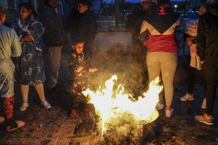 Numerosas familias de la barriada abandonan sus viviendas tras una semana de caídas en el suministro eléctrico