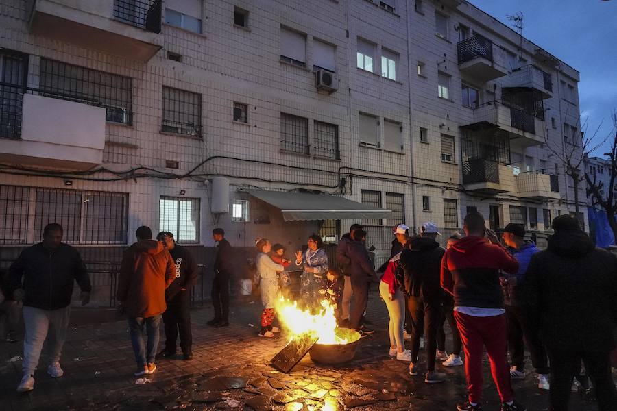 Numerosas familias de la barriada abandonan sus viviendas tras una semana de caídas en el suministro eléctrico