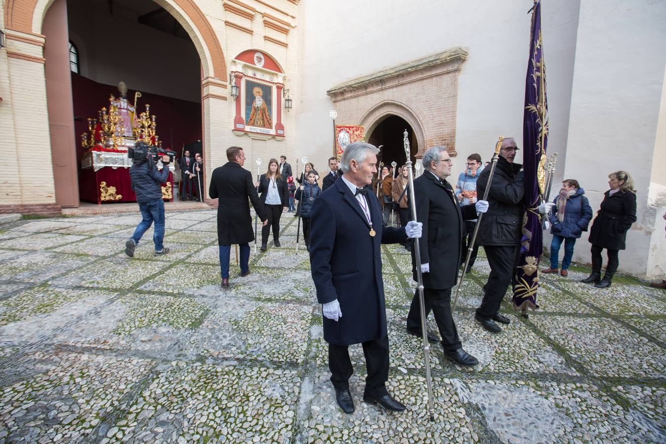 Decenas de personas se han echado a la calle para disfrutar de la procesión de San Cecilio
