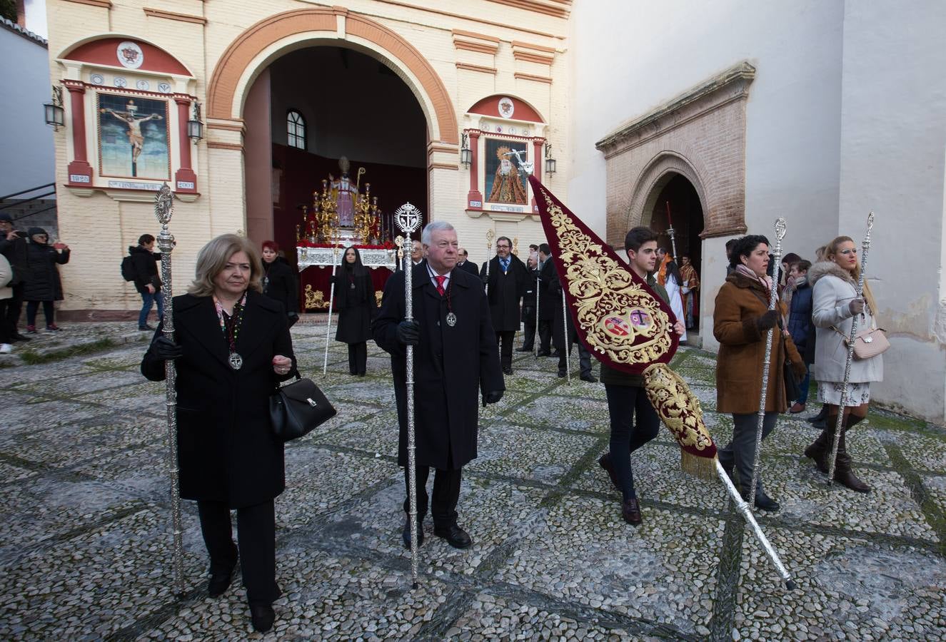 Decenas de personas se han echado a la calle para disfrutar de la procesión de San Cecilio