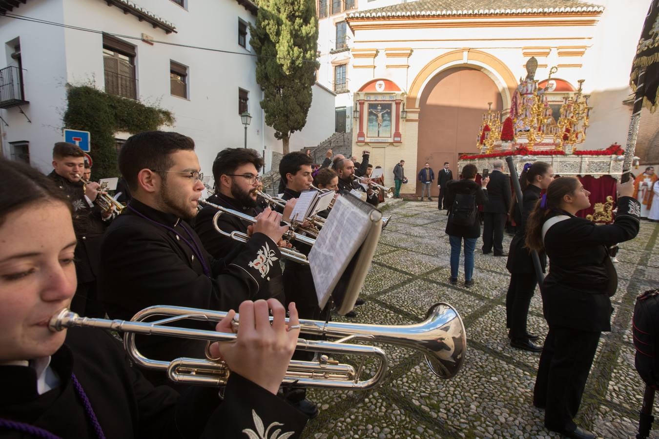 Decenas de personas se han echado a la calle para disfrutar de la procesión de San Cecilio