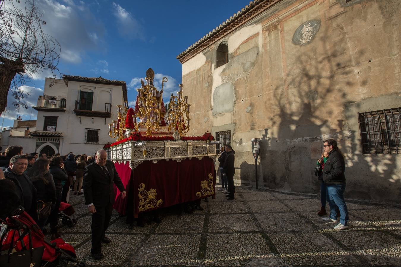 Decenas de personas se han echado a la calle para disfrutar de la procesión de San Cecilio