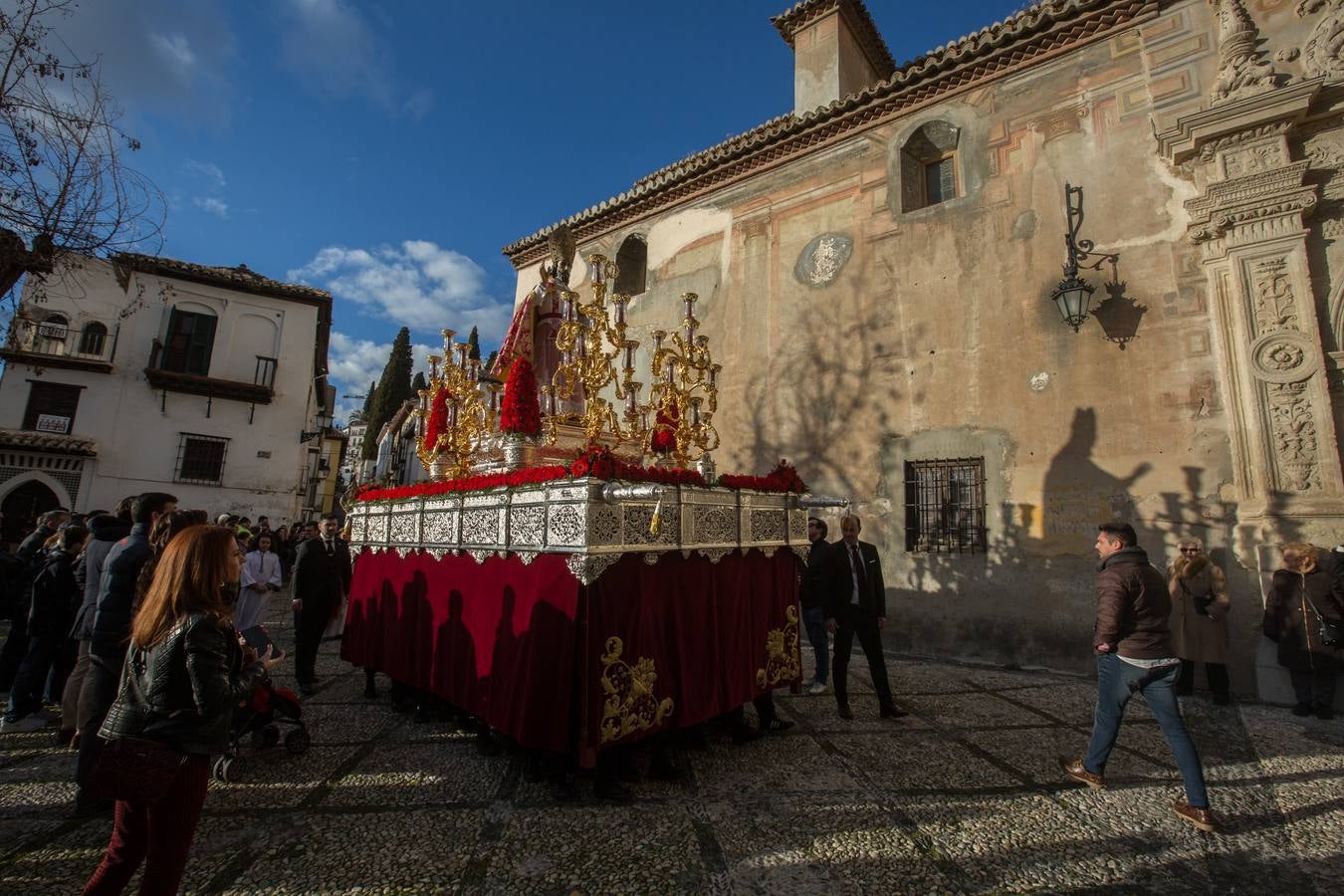 Decenas de personas se han echado a la calle para disfrutar de la procesión de San Cecilio
